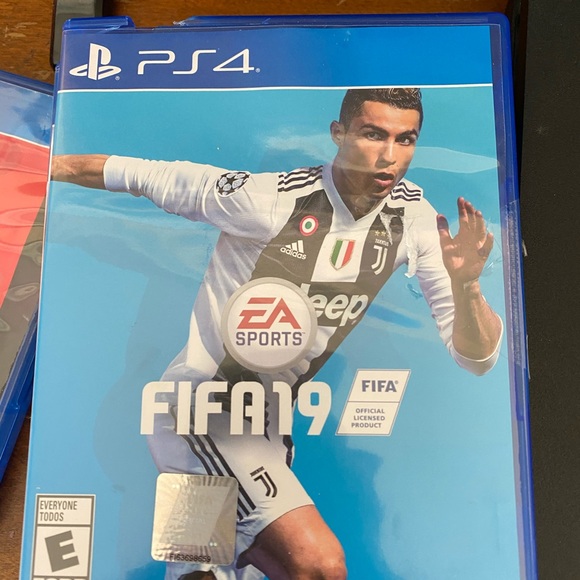 PS4 - Picture 5 of 14